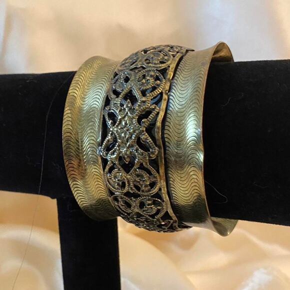 Vintage brass wide cuff bangle bracelet with intricate detailed 3D engravings - Picture 4 of 6